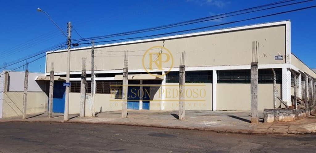 PRÉDIO COMERCIAL COM 1.080 m²